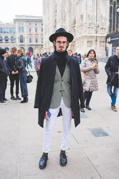 MILAN, ITALY - FEBRUARY 26, 2016: Fashionable man attending mode — Stock Photo, Image