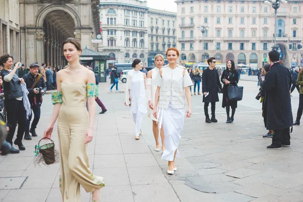 Mailand, Italien - 26. Februar 2016: Models stolzieren auf der Straße — Stockfoto