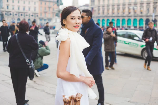 MILAN, ITALIE - 26 FÉVRIER 2016 : Modèle asiatique à la mode en t — Photo