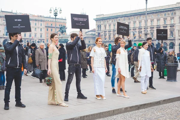 MILÁN, ITALIA - 26 DE FEBRERO DE 2016: Francesca Fossati desfile de moda —  Fotos de Stock