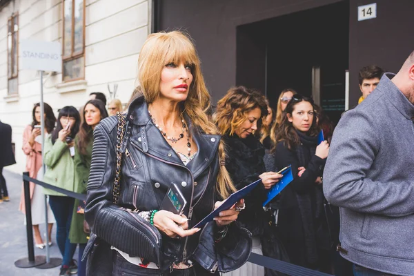Modelli alla moda durante la settimana della moda di Milano — Foto Stock