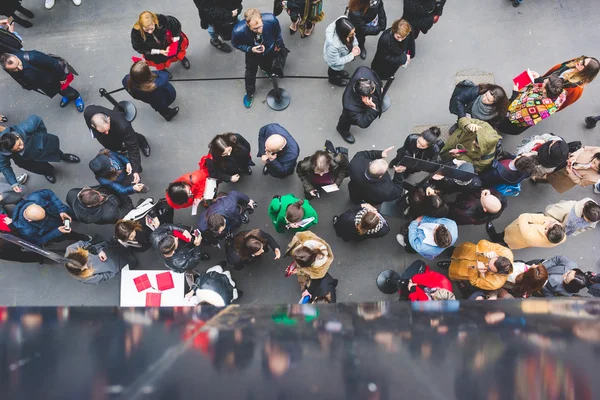 МИЛАН, ИТАЛИЯ - 26 ФЕВРАЛЯ 2016: Top view of people attending m — стоковое фото