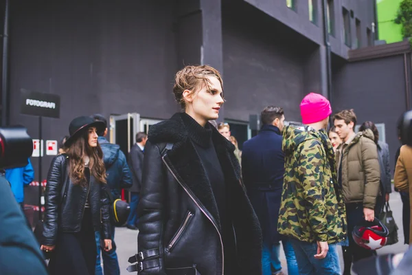 MILAN, ITALIE - 26 FÉVRIER 2016 : personnes qui fréquentent des mannequins et vi — Photo