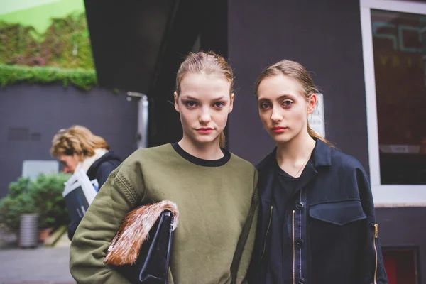 MILAN, ITALY - FEBRUARY 26, 2016: couple of fashionable models i — Stock Photo, Image