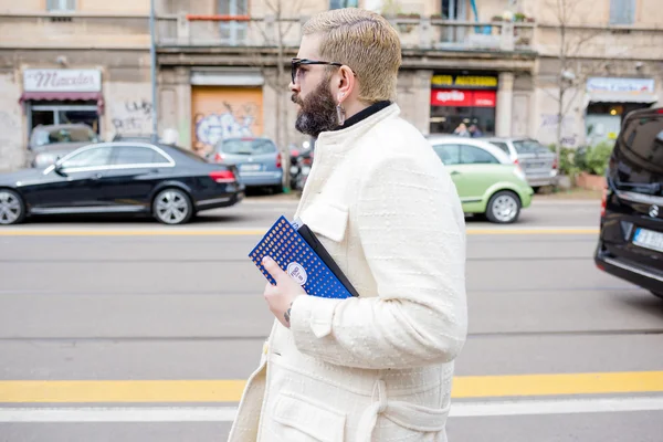 Uomo alla moda durante la settimana della moda di Milano — Foto Stock