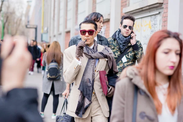 Uomo alla moda durante la settimana della moda di Milano — Foto Stock