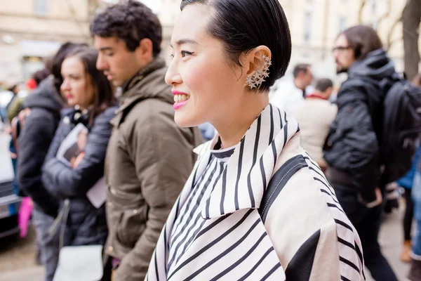MILAN, ITALY - 25 февраля 2016 года: Fashionable asiatic woman atte — стоковое фото