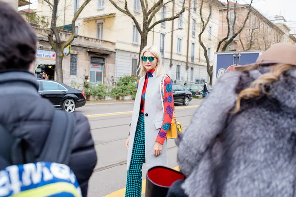 MILÁN, ITALIA - 26 DE FEBRERO DE 2016: Mujer de moda asistiendo mo —  Fotos de Stock