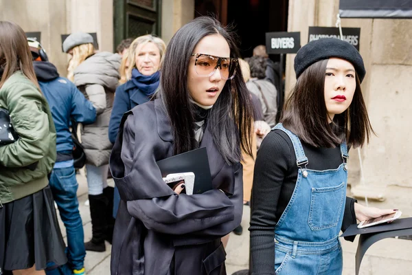 MILAN, ITALIE - 25 FEVRIER 2016 : couple d'asiatiques à la mode — Photo