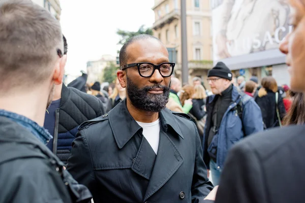 Milano, İtalya - 25 Şubat 2016: Modaya uygun adam