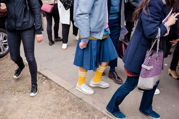 MILÁN, ITALIA - 26 DE FEBRERO DE 2016: De cerca en los zapatos y calcetines de —  Fotos de Stock