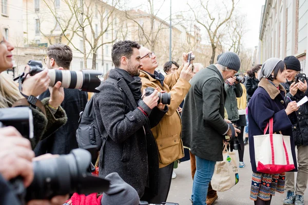 Milano, Italien-26 februari 2016: fotografer gå modeller — Stockfoto