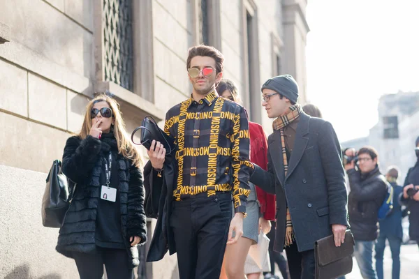Mediolan, Włochy-25 lutego 2016: modna człowiek uczestniczy w trybie — Zdjęcie stockowe