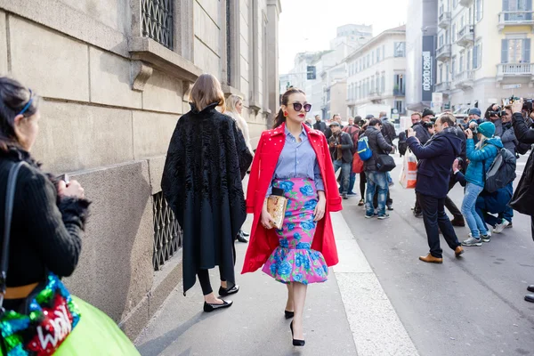 Modèles à la mode pendant la Fashion Week de Milan — Photo