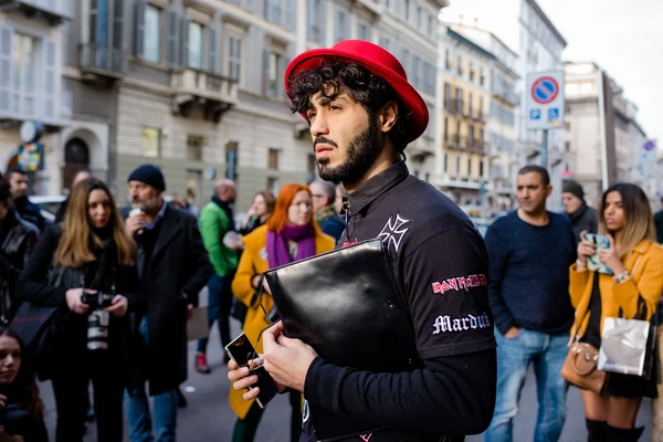 Milano, ITALIA - HELMIKUU 25, 2016: Muodikas nainen osallistuu mo — kuvapankkivalokuva