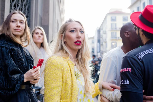 Modelli alla moda durante la settimana della moda di Milano — Foto Stock