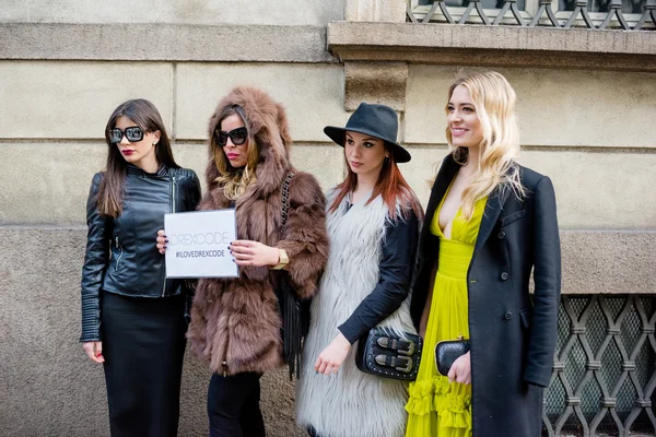 MILÁN, ITALIA - 25 DE FEBRERO DE 2016: Grupo de mujeres de moda pos — Foto de Stock