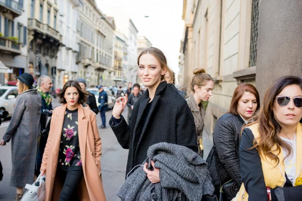 Milano Moda Haftası sırasında moda modelleri
