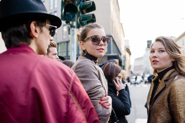 Modelli alla moda durante la settimana della moda di Milano — Foto Stock