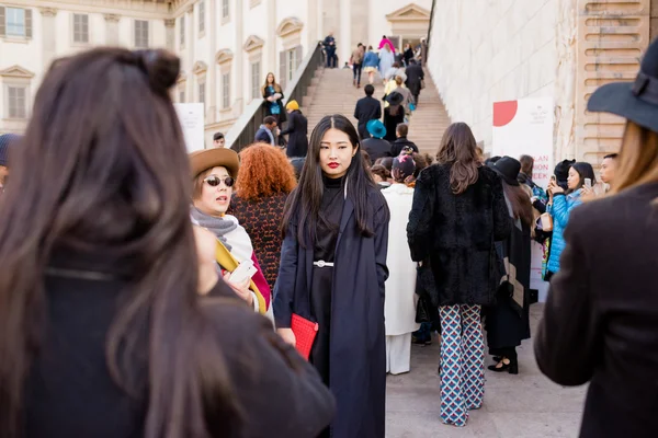 MILÁN, ITALIA - 25 DE FEBRERO DE 2016: Mujer de moda asistiendo mo —  Fotos de Stock