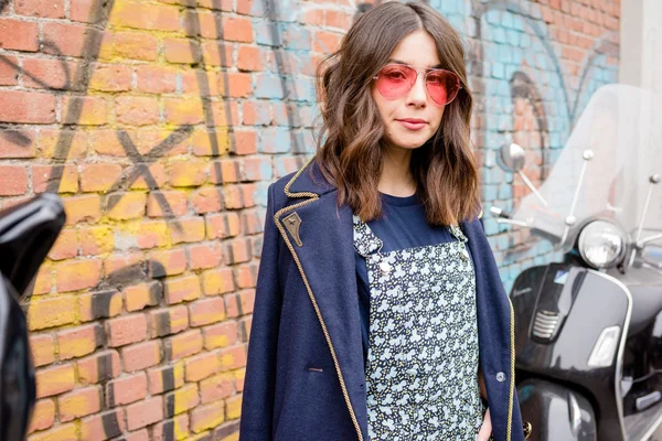 MILÁN, ITALIA - 25 DE FEBRERO DE 2016: Mujer de moda asistiendo mo —  Fotos de Stock