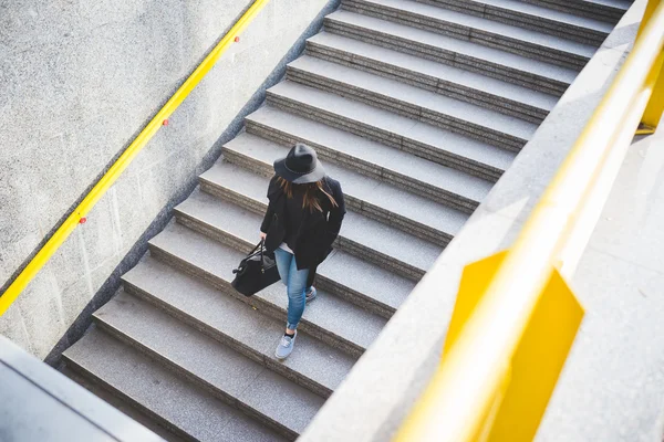 Mujer bajando las escaleras —  Fotos de Stock