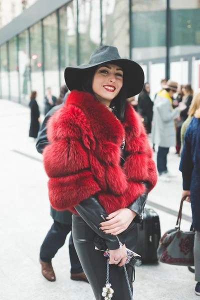 MILÁN, ITALIA - 29 DE FEBRERO DE 2016: Mujer de moda asistiendo mo —  Fotos de Stock