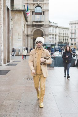 Milano, İtalya - 29 Şubat 2016: Modaya uygun adam