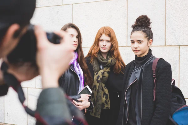 MILÁN, ITALIA - 29 DE FEBRERO DE 2016: Mujer de moda asistiendo mo —  Fotos de Stock