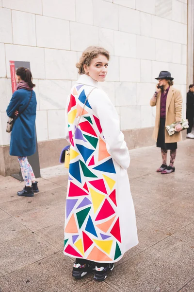 MILAN, ITALY - FEBRUARY 29, 2016: Fashionable woman attending mo — Stock Photo, Image