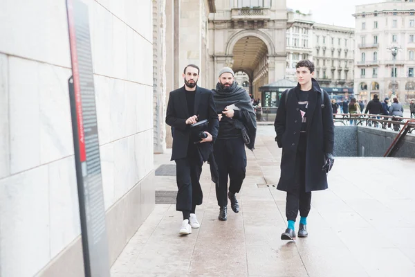 MILÁN, ITALIA - 29 DE FEBRERO DE 2016: Hombre de moda asistiendo modo —  Fotos de Stock