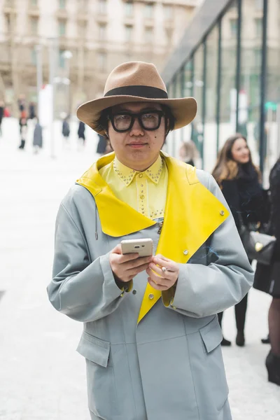 MILÁN, ITALIA - 29 DE FEBRERO DE 2016: Hombre de moda asistiendo modo — Foto de Stock