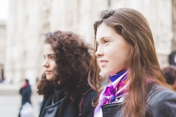 MILÁN, ITALIA - 29 DE FEBRERO DE 2016: Mujer de moda asistiendo mo —  Fotos de Stock