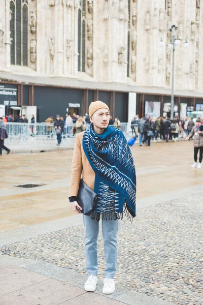 MILÁN, ITALIA - 29 DE FEBRERO DE 2016: Hombre de moda asistiendo modo — Foto de Stock