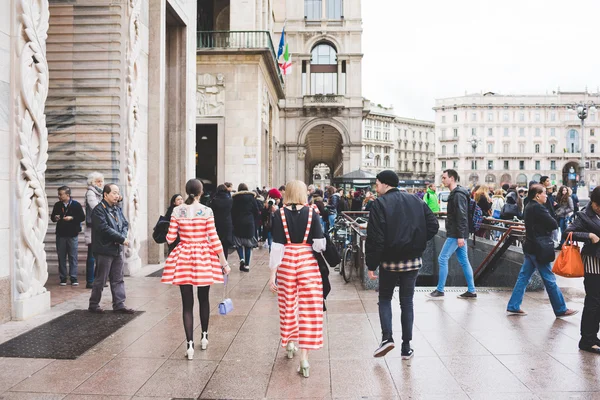 Milaan, Italië-29 februari 2016: mensen die modellen bijwonen en VI — Stockfoto