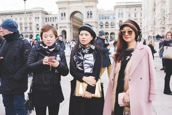 MILANO, ITALIA - 29 FEBBRAIO 2016: persone che frequentano modelli e vi — Foto Stock