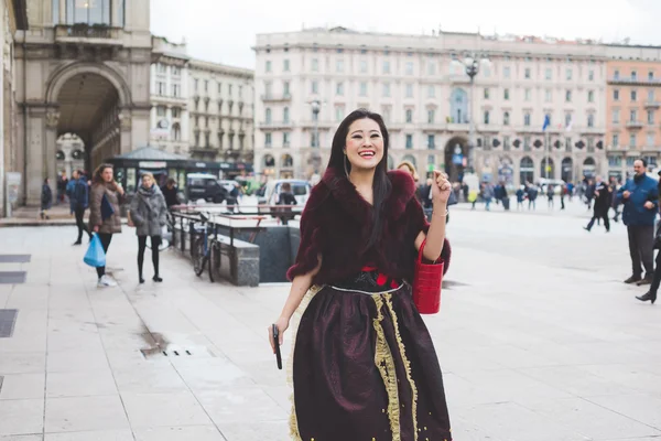 MILÃO, ITÁLIA - FEVEREIRO 29, 2016: Mulher elegante atendendo mo — Fotografia de Stock