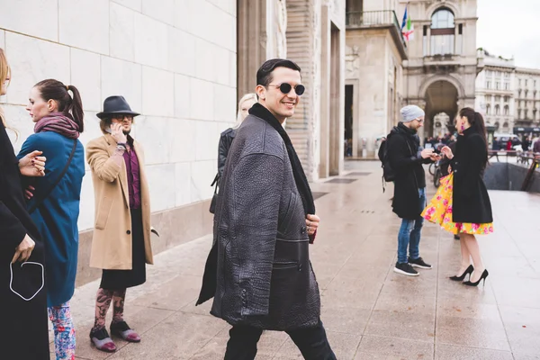 Milán, Itálie-29. února 2016: módní muž v režimu navštěvující muže — Stock fotografie