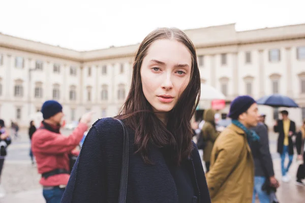 MILÁN, ITALIA - 29 DE FEBRERO DE 2016: Mujer de moda asistiendo mo —  Fotos de Stock