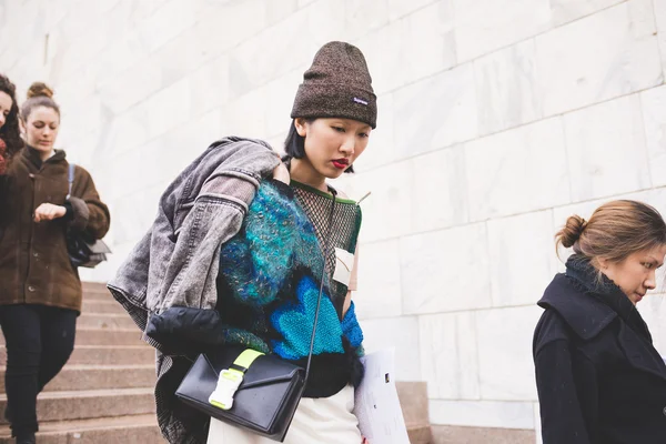 MILÁN, ITALIA - 29 DE FEBRERO DE 2016: Mujer de moda asistiendo mo —  Fotos de Stock