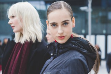 Milano, İtalya - 29 Şubat 2016: Modaya uygun kadın