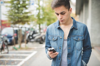 smartphone kullanarak şehrin adamı 