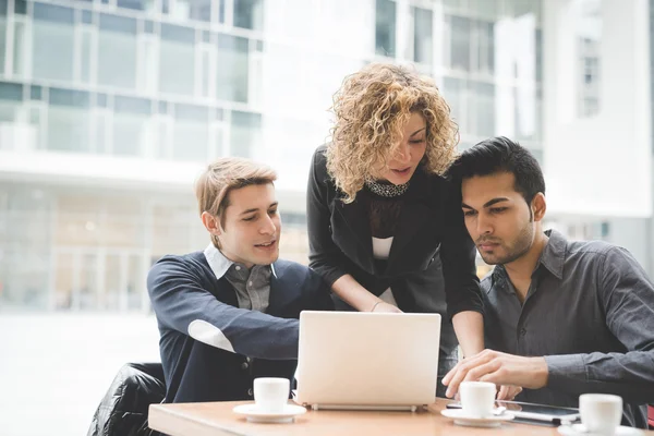 Mensen uit het bedrijfsleven werken met technologische apparaten — Stockfoto