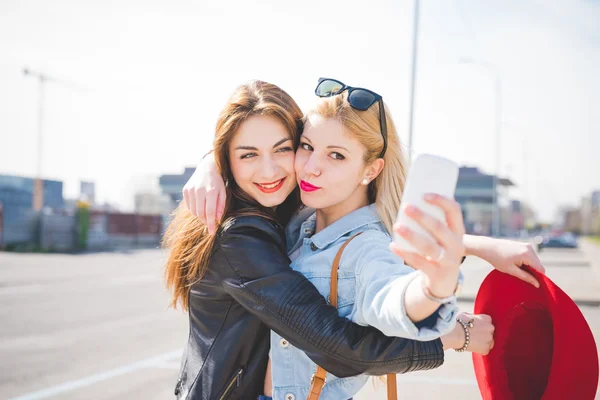 Ragazze in città prendendo selfie — Foto Stock