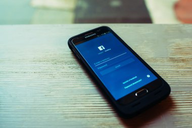 Samsung S6 Facebook app için açıldı.