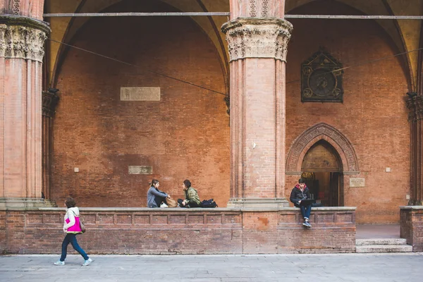 Estudantes sentados no Palazzo della Mercanzia — Fotografia de Stock