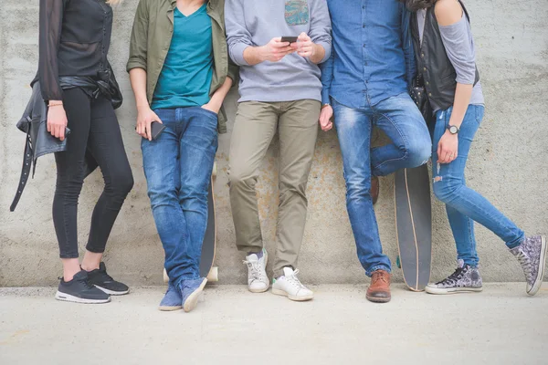 Groep vrienden met skateboards — Stockfoto