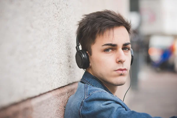 Modelo homem na cidade ouvir música — Fotografia de Stock