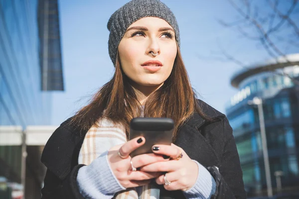 Kvinna som håller smartphone att trycka på skärmen — Stockfoto