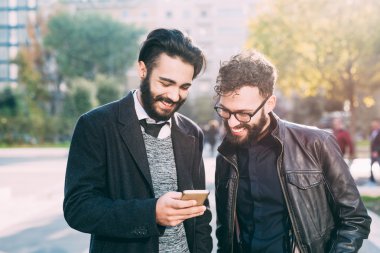 Akıllı telefon kullanan iş adamı
